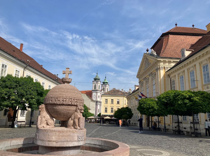 Country Apple Statue, Hungary